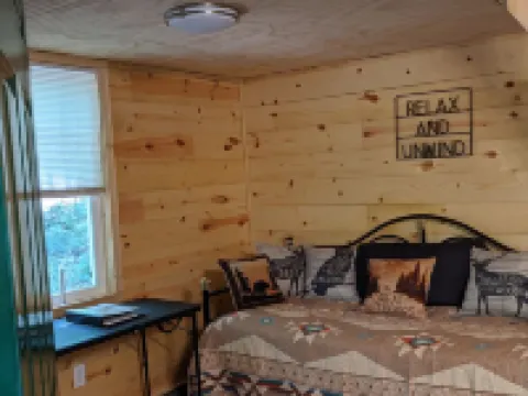 Hocking Hills,Cozy Secluded Cabin,Minutes to Caves/WiFi/Pet Friendly!