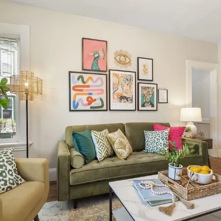 Artful Escape • Minutes to Salem, Beach and Train to Boston • Private Parking