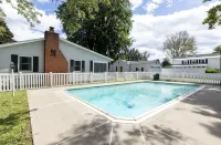 Glens Falls Boutique Stay, near skiing, Lake George, Saratoga, Pool!