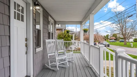 Entire House Minutes from Newport, RI. Near Beaches. Отели рядом с достопримечательностью «Терд Бич»