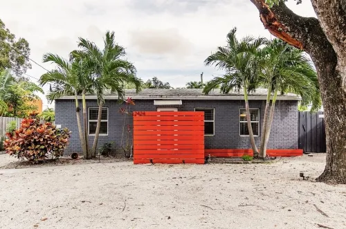 Pool House in The Center of Wilton Manors