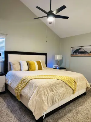 East Central Updated 3/2 Easy also short term monthly for less. Các khách sạn gần Austin Hindu Temple