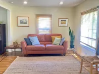 Charming, light-filled SE Eugene 2-story house - Bungalows