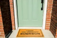 Bourbon Royale, Home of Two Kings; putting green, downtown, free coffee & snacks