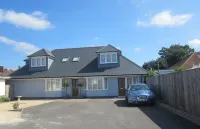 LUXURY 1 BED  FLAT  WITH GARDEN  - 2 MINS WALK TO RIVER  -  DOG FRIENDLY