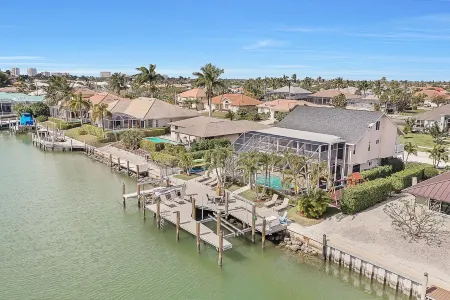 Luxury WaterFront Pool Home, Beach Parking, Kayaks SUP's Bikes Pool/PingPong Tbl Отели рядом с достопримечательностью «Парк Каксамбас Бот»