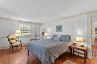 Inviting Waterfront Cottage on Cedar Creek Hotels near Maryland Welcome Sign