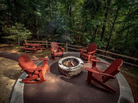 Dog Friendly, Hot Tub, Secluded Log Cabin, Fireplace, Fire Pit, Game Rm, King Bd