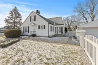 Charming Home in Speedway. King Beds. Pet Friendly!