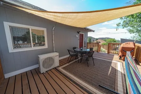 Desert Oasis in Historic Modern Miner's Cottage w/Miles of Trails, Pet Friendly! Отели в г. Карбон Каунти