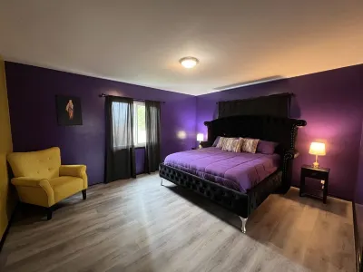 The Purple & Gold House *Near Disneyland, Beaches & Knotts Hotels near Pace Sportswear