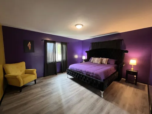 The Purple & Gold House *Near Disneyland, Beaches & Knotts
