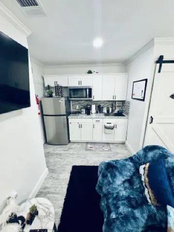 Cozy Guest Suite Studio with Private Entrance. Minutes away from hospitals