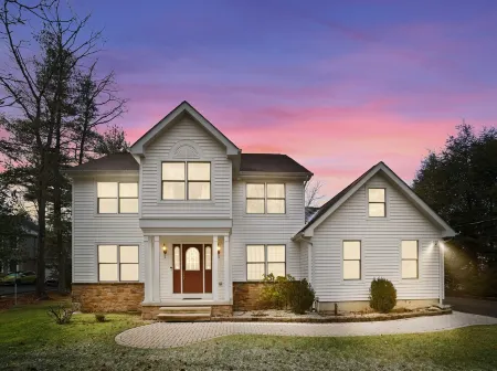 Lakefront Backyard! Secluded Fishing, Kayaks, Arcade Room, Poker Room and Gym! Отели рядом с достопримечательностью «Поконо Гарденс»