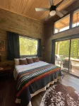 NEW! CAPER Treehouse: modern cabin-HOT TUB VIEWS!