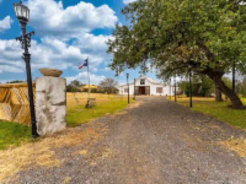 Luxury Barnhouse with 🔥HEATED🔥 Pool Hoteles en Kyle