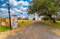 Luxury Barnhouse with 🔥HEATED🔥 Pool Hotels in Kyle