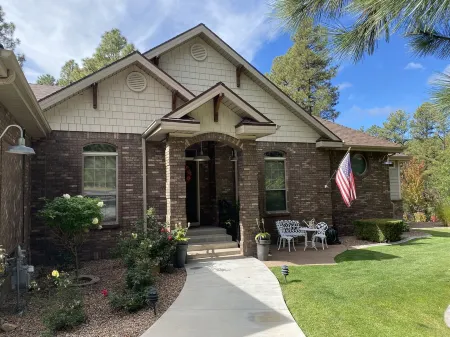 Family Getaway in the Pines Отели в г. Шоу Лоу