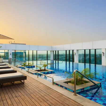 Renaissance Ahmedabad Hotel Отели рядом с достопримечательностью «Торговый центр Alpha One»