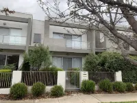 Modern 4 bedroom Townhouse @Ford with Free Parking and Brilliant Location
