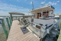 Charming 2-bedroom boat in amazing Manteo WiFi, AC, fitness room, pool, kayaks