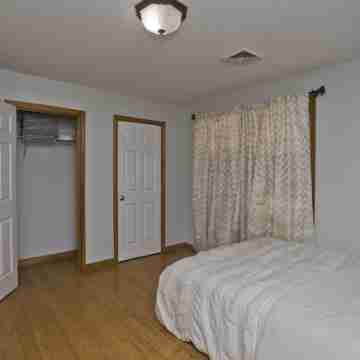 Cozy 3-bedroom Duplex2 in beautiful Springfield with WiFi, central AC Rooms