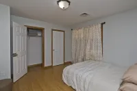 Cozy 3-bedroom Duplex2 in beautiful Springfield with WiFi, central AC Hotel in zona Springfield Science Museum