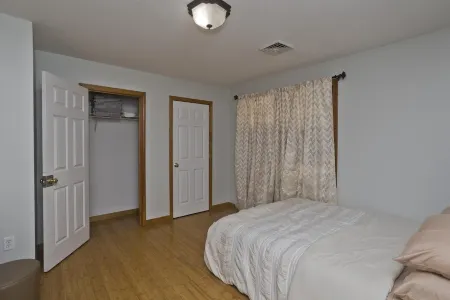 Cozy 3-bedroom Duplex2 in beautiful Springfield with WiFi, central AC Отели в г. Спрингфилд