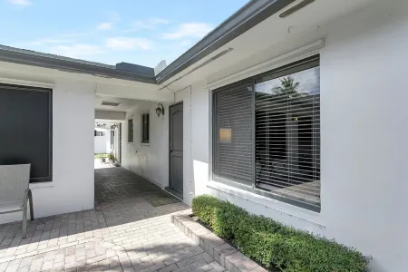 Spacious 1 bedroom, East Delray parking, W/D, BBQ