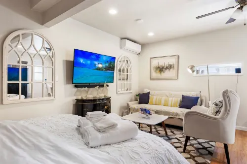 SJ Downtown Private Guess House with Gated Parking Room7