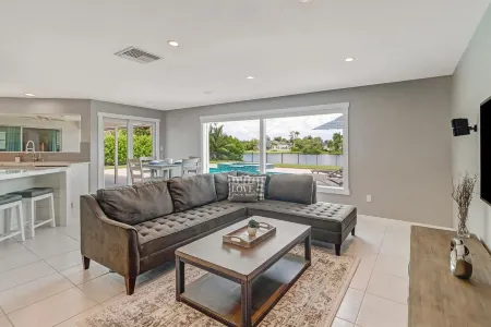 Charming 3Br Lake Home w/ Pool, Hot Tub & Fire Pit