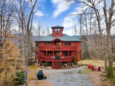 Holiday Sales! 4-Story Cabin Heated Pool, HotTub & Theater. Perfect for Families Hotels near Our Place Books, Coffees, Unique Gifts