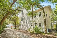 Sleeps 15 Heated Pool Walk to Seaside Roof Top 1 block to Beach + Chairs & Bikes