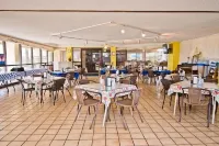 Summer Winds, First Floor Poolside, Oceanfront 3br. 2.5ba. Sleeps 9 Linens incl.