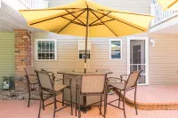 4 BR. 2 BTH, HOT TUB, MINS TO JONES BEACH, MINS TO RIVIERA WALK TO TRAIN TO NYC