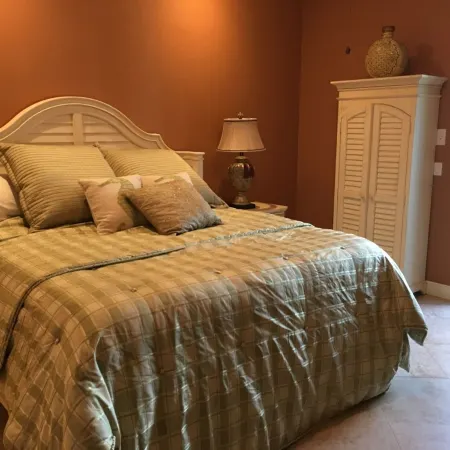 Newer Upscale Home with Htd Pool & Spa - Bike or Walk to Beaches and Restaurants