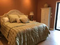 Newer Upscale Home with Htd Pool & Spa - Bike or Walk to Beaches and Restaurants