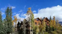Luxury Condo, Close to Gondola, Private Hot Tub, Great Ski Access