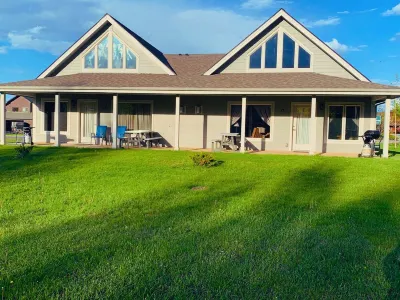 Spacious 3 Bed, 3 Bath Condo on Golf Course with Hot Tub, Sauna & Indoor Pool!
