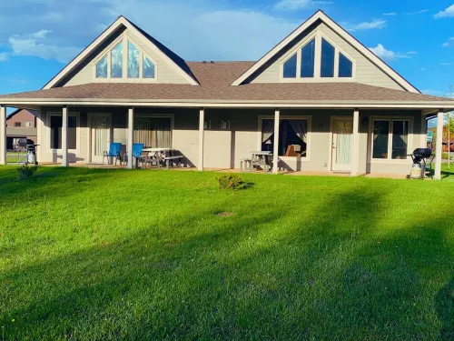 Spacious 3 Bed, 3 Bath Condo on Golf Course with Hot Tub, Sauna & Indoor Pool!