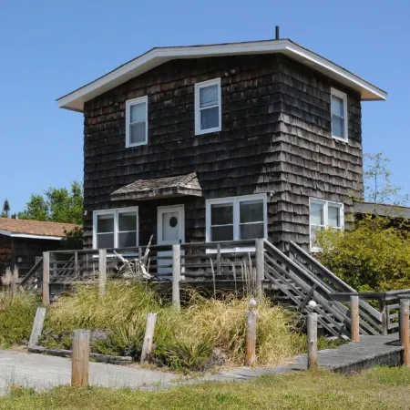BUCKEYE BEACH INN!!! LOCATED ON GOLF COURSE, LARGE POOL, 5 MINUTES TO BEACH!!!