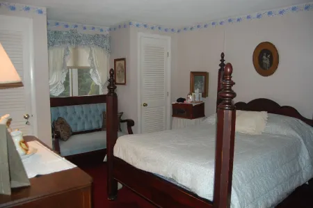 Two Bedroom Chalet, Charming, Quiet, River Front