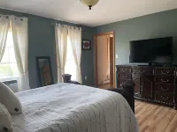 Beautiful Wiscasset Home 5 AC units, sleeps 16 and HOT TUB