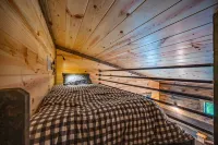 WILL HIKE FOR TACOS luxury spacious cabin, cozy, quiet, amazing deck. sleeps 8