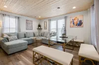 Urban Nest. Luxe Loft Downtown Butler. Walk to dining and Shopping.