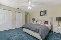 2 King Beds, Heated Pool, Private neighborhood,10 min to Beach,5 min to Downtown