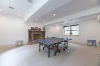 Mansion Near the Bay. 7 bedrooms! Chef’s kitchen. Hotels in North Sea