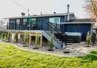 Norland Getaway, Great West End Location, Hot Tub-Pet Friendly, Arcade!