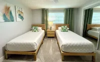 BEST LOCATION! NORTH END OF ANNA MARIA, FL STEPS TO BEACH & DINING - UPPER UNIT