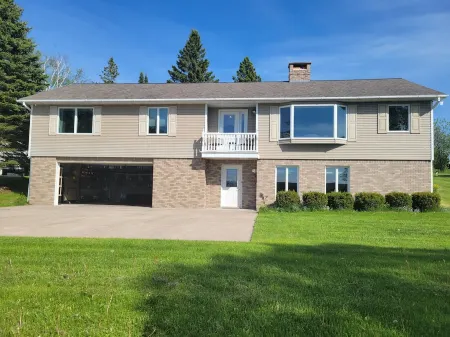 Spacious home in Hancock Twp. Includes indoor sauna! Pet-friendly.